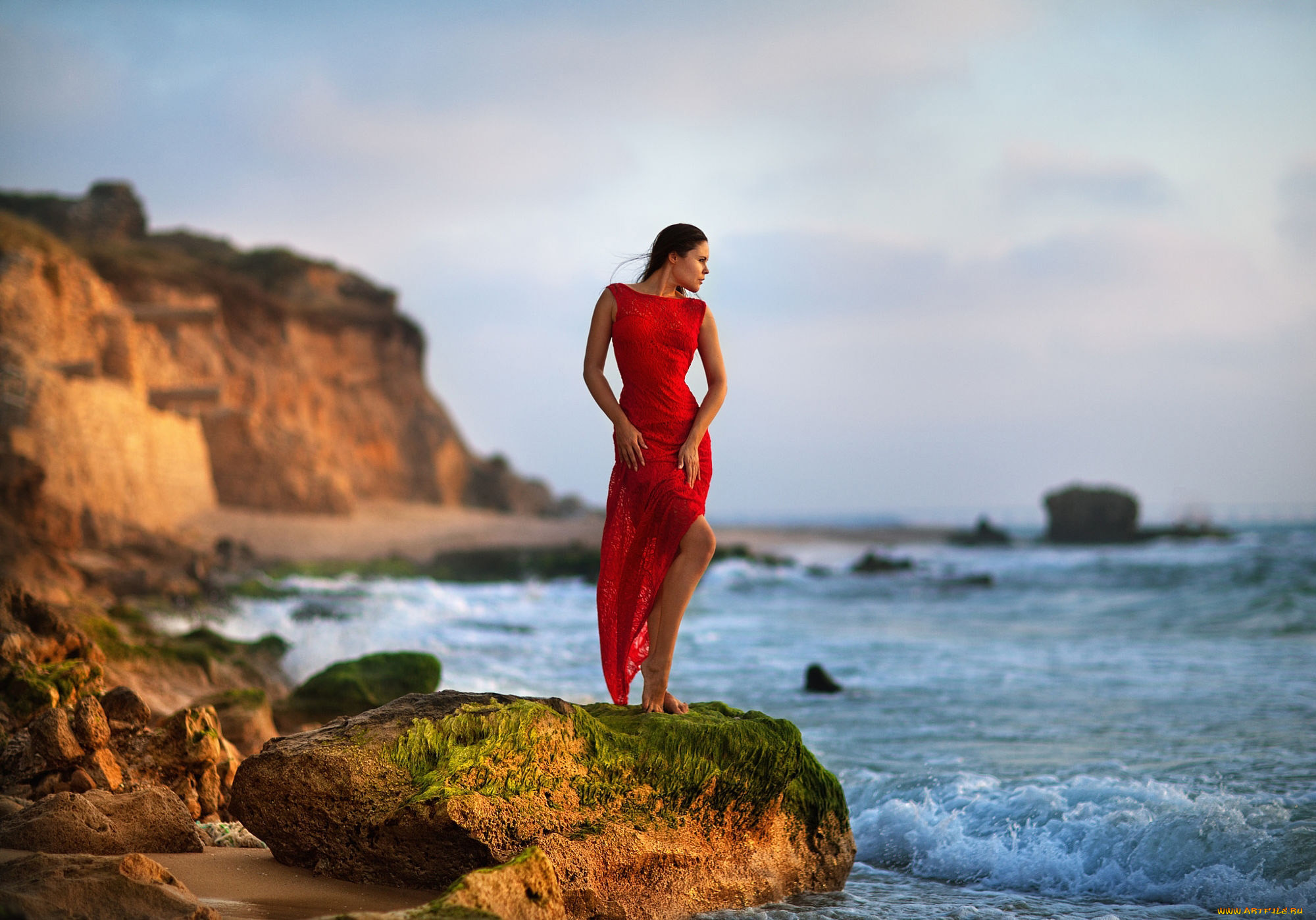 Фотосессия в Красном платье на берегу моря